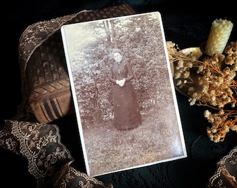 Fotografía victoriana antigua de duelo / Mujer con cruz, tarjeta de gabinete en sepia (décadas de 1890-1910)