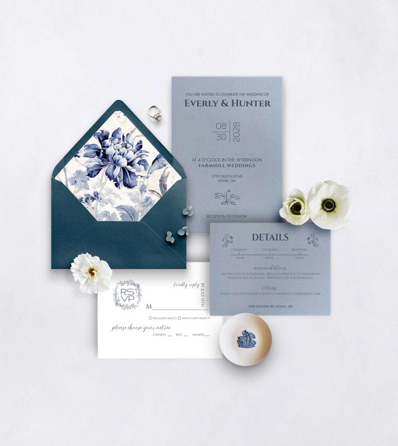 K&ouml;nnte beinhalten: Hochzeitseinladungs-Set mit blauen Elementen, darunter eine Einladung, eine Antwortkarte und eine Detailkarte. Die Einladung zeigt die Namen Everly & Hunter und das Datum 30. August 2028. Die Umschl&auml;ge haben ein Blumenmuster.