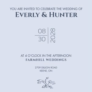 K&ouml;nnte beinhalten: Eine hellblaue Hochzeitseinladung mit den Namen EVERLY & HUNTER in einer serifenbetonten Schriftart. Das Datum ist der 30. August 2028. Die Einladung enth&auml;lt die Uhrzeit, den Ort und ein Blumendesign am unteren Rand. Der Text "Empfang folgt" ist ebenfalls enthalten.