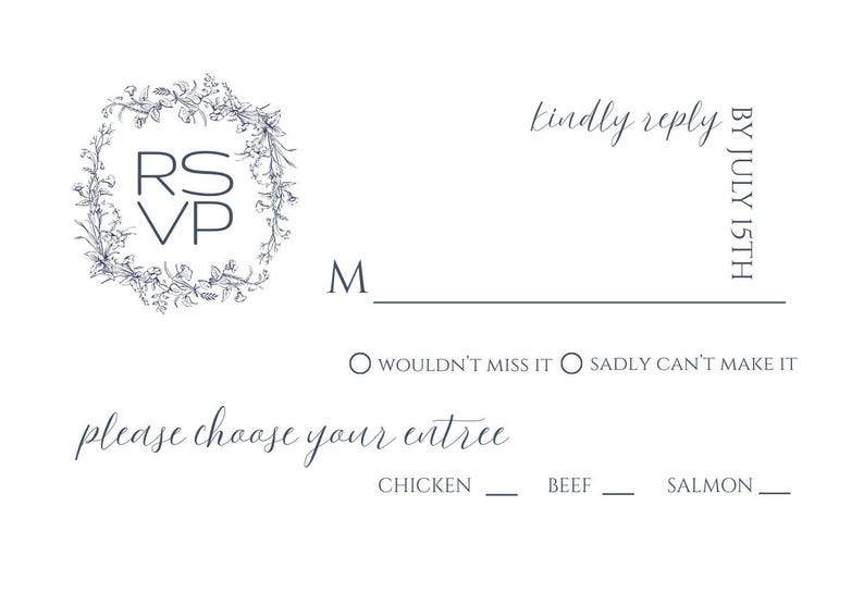 K&ouml;nnte beinhalten: Wei&szlig;e RSVP-Karte mit floralem Kranzdesign und Text. Die Karte enth&auml;lt Felder f&uuml;r einen Namen, Antwortoptionen und Men&uuml;auswahl: Huhn, Rind oder Lachs. Der Text "Kindly reply by July 15th" ist ebenfalls vorhanden.