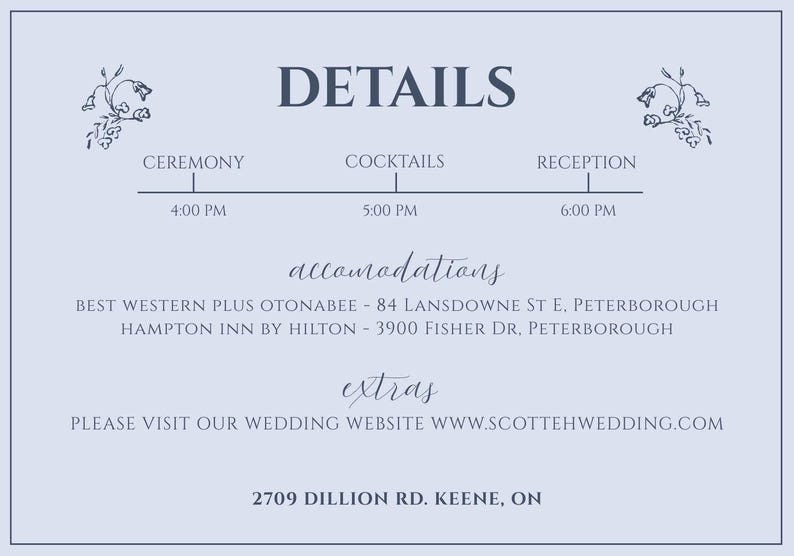 K&ouml;nnte beinhalten: Hellblaue Hochzeitsdetailkarte mit floralen Akzenten. Die Karte enth&auml;lt den Zeitplan: Zeremonie um 16:00 Uhr, Cocktails um 17:00 Uhr und Empfang um 18:00 Uhr. Sie listet auch Unterk&uuml;nfte und Website-Informationen auf.