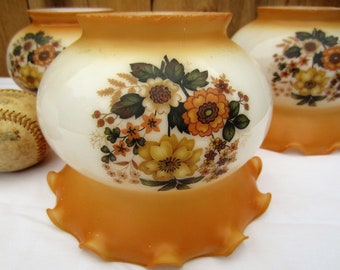 Alte neue Lampenschirme, 1960er Jahre Lampenschirme, 1960er Jahre Blumenschirme, Glasschirme, Kugeln