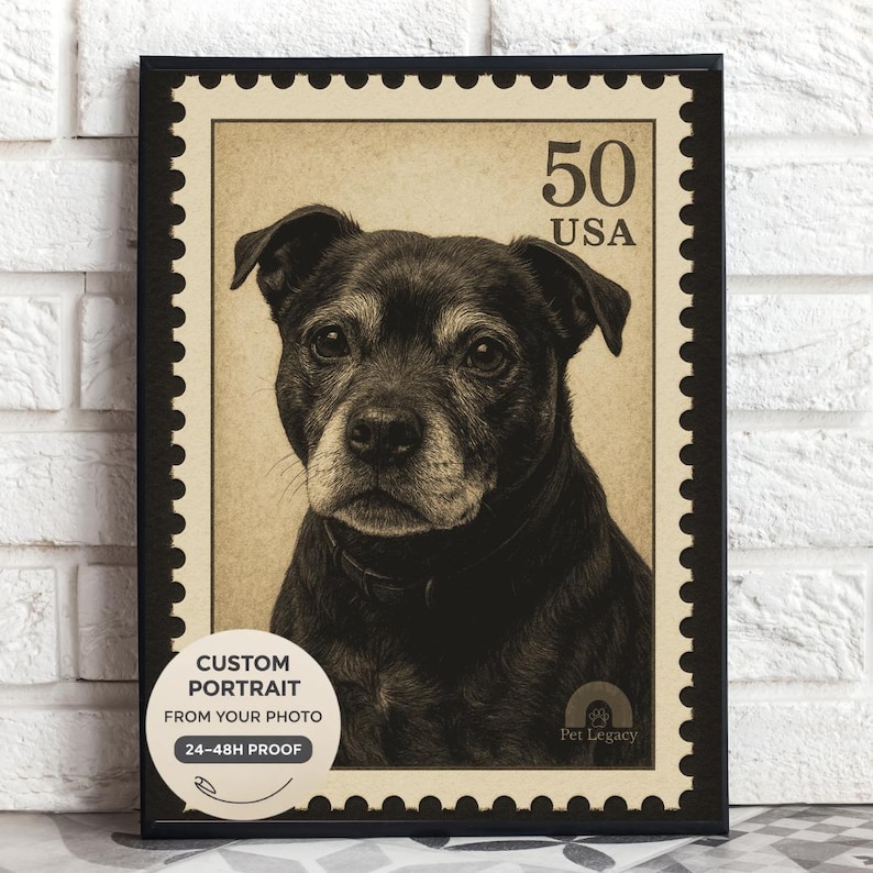 Peut inclure: Portrait encadr&eacute; d'un animal de compagnie, ressemblant &agrave; un timbre-poste vintage. L'image s&eacute;pia pr&eacute;sente un chien noir au regard concentr&eacute;. Le design du timbre comprend le chiffre "50" et "USA". Le texte sur le cadre indique "CUSTOM PORTRAIT FROM YOUR PHOTO" et "24-48H PROOF".