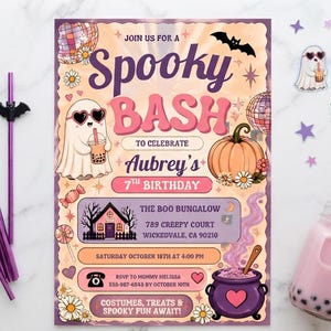 Könnte beinhalten: Eine Spooky Bash Geburtstagseinladung für Aubreys 7. Geburtstag mit einem Geist mit Herzsonnenbrille, einem Kürbis und einem lila Kessel. Die Einladung enthält Veranstaltungsdetails, lila Strohhalme mit Fledermaus-Akzenten und ein rosa Boba-Tee-Getränk.