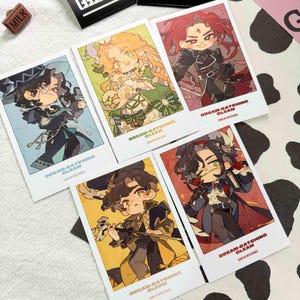 Könnte beinhalten: Fünf rechteckige Kunstdrucke mit stilisierten Anime-inspirierten Charakteren. Jeder Druck zeigt am unteren Rand den Text DREAM-CATCHING GLEAM und LORD OF MYSTERIES. Die Figuren sind in verschiedenen Outfits mit unterschiedlichen Farbpaletten dargestellt, darunter Blau, Grün, Rot, Gelb und dunkle Töne.