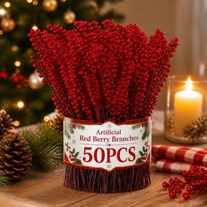 Könnte beinhalten: Ein Bündel aus 50 künstlichen roten Beeren-Zweigen, zusammengehalten durch eine Papierbanderole mit der Aufschrift Artificial Red Berry Branches 50PCS. Die Zweige haben zahlreiche kleine, runde, rote Beeren an dünnen, braunen Stielen.