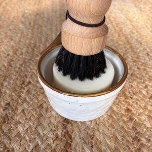 Conjunto sustentável para lavar louça - tigela de cerâmica, escova de madeira e detergente sólido.