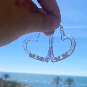 Iridescent Resin Heart Earrings – Transparent Glitter Hearts – Handmade Statement Earrings – Romantic Gift for Her – Made in Spain