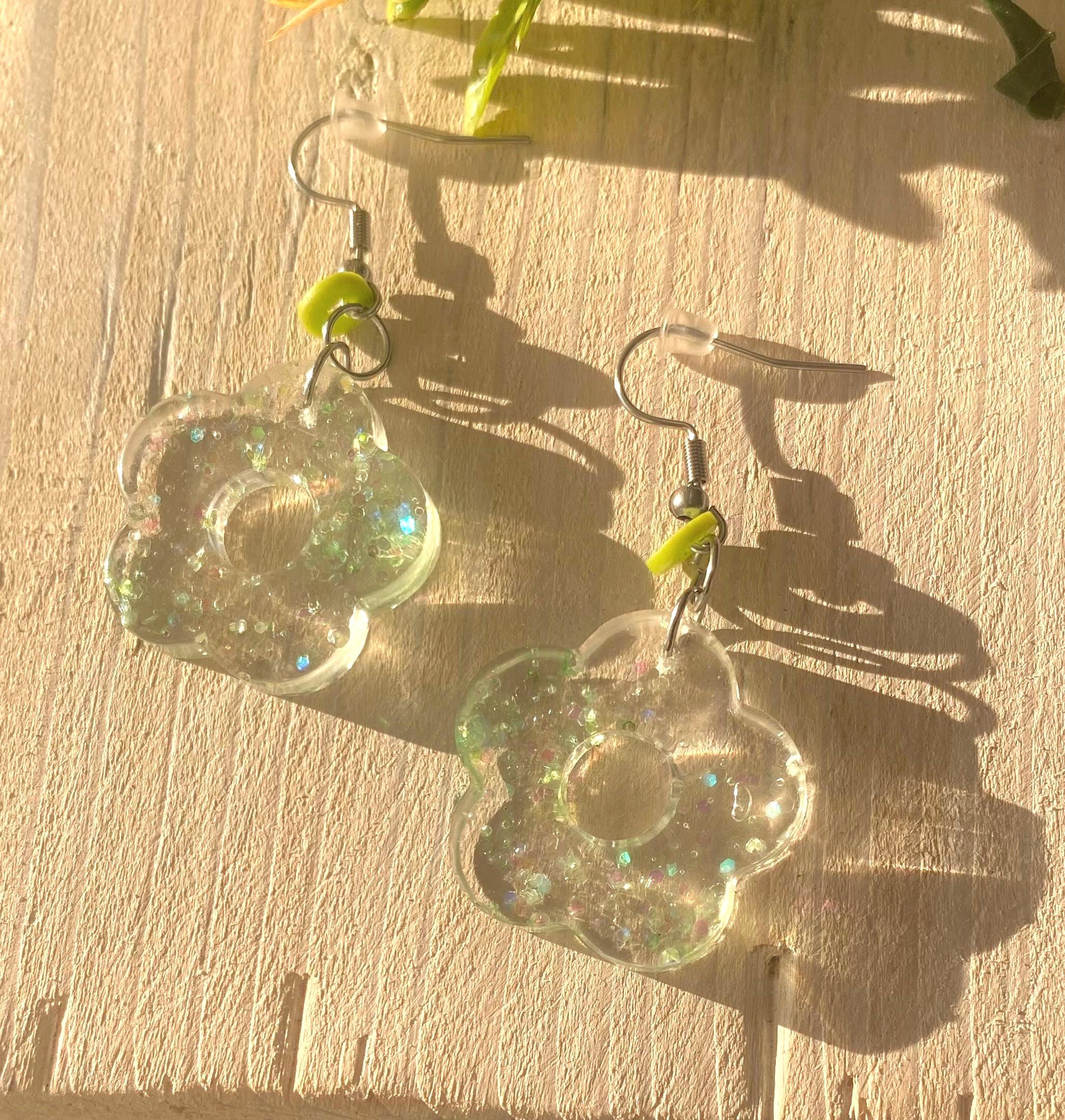 グリーンフラワー樹脂イヤリング - 虹色の輝き、軽量ハンドメイド