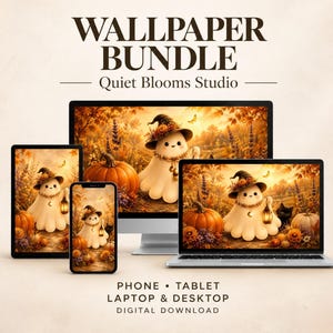 以下が含まれることがあります： Quiet Blooms Studioのデジタル壁紙バンドル。デスクトップモニター、ノートパソコン、タブレット、スマートフォンに表示されています。画面には、魔女の帽子をかぶった可愛いお化けが、カボチャや花、ランタンのある秋の森の中に描かれています。