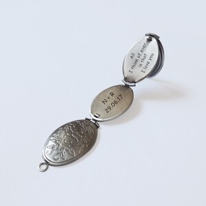 Puede incluir: Un collar con un medall&oacute;n de plata con tres dijes ovalados. El dije superior tiene un mensaje grabado: "All I think of ever is that I love you". El dije del medio tiene las iniciales "N+R" y la fecha "29.06.17". El dije inferior tiene un dise&ntilde;o floral.