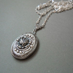 Medallón de flor de rosa Rosa de invierno- Medallón de plata de estilo antiguo - regalo para ella. medallón de plata foto locket regalo del Día de la Madre