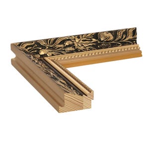 Può includere: Una sezione angolare di una cornice decorativa. La cornice è realizzata in legno chiaro con intricati disegni floreali dorati su sfondo nero. La cornice ha una costruzione a strati con un bordo interno perlato.