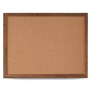 Puede incluir: Tablero de corcho rectangular con marco de madera marrón oscuro. El tablero de corcho es de color marrón claro y tiene una superficie texturizada. El marco de madera es de un tono marrón más oscuro.