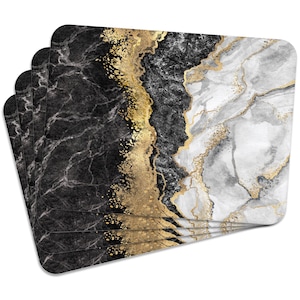 Puede incluir: Un conjunto de cuatro manteles individuales con diseño de mármol. Los manteles individuales presentan una mezcla de tonos negros, blancos y grises, acentuados con detalles dorados brillantes. Los bordes son redondeados.