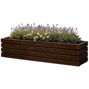 Peut inclure: Un bac à fleurs rectangulaire en bois brun foncé, rempli de lavande et de petites fleurs blanches. Le bac est composé de planches de bois horizontales, créant un effet de superposition. Les plantes sont luxuriantes et vibrantes.
