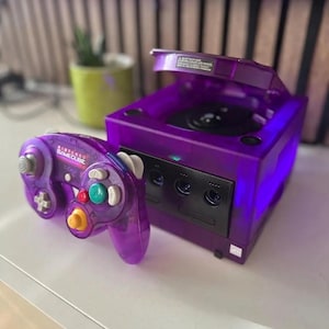 Signature Series GameCube: custom paarse behuizing, interne HDMI, USB-C, handgemaakte console met bijpassende controllers