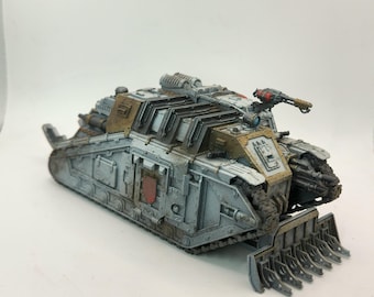ソーラー・オーグジリア・ドラコサン装甲輸送車 – 塗装済みウォーハンマー30K ホルス・ヘレシー