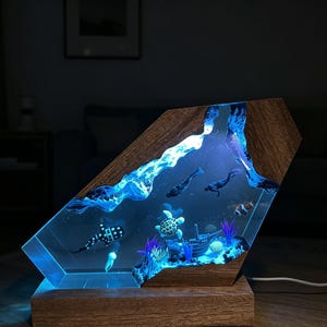 Lampa dekoracyjna z żywicy i drewna | Stworzenia morskie z nurkami | Prezenty dla par | Ekologiczne światło