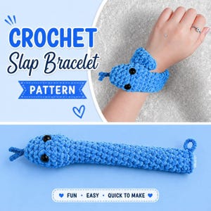 Può includere: Un braccialetto a schiaffo all'uncinetto blu a forma di serpente, con occhi a bottone neri. L'immagine include il testo "CROCHET Slap Bracelet PATTERN". Il braccialetto è mostrato su un polso e anche piatto. Il testo in basso dice "FUN • EASY • QUICK TO MAKE".