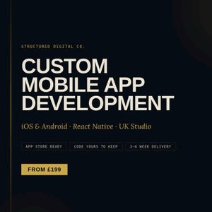 Op de afbeelding: Donker marineblauwe afbeelding met witte tekst die luidt "CUSTOM MOBILE APP DEVELOPMENT". Extra tekst omvat "iOS & Android", "React Native" en "UK Studio". De afbeelding vermeldt ook "APP STORE READY", "CODE YOURS TO KEEP" en "3-6 WEEK DELIVERY".