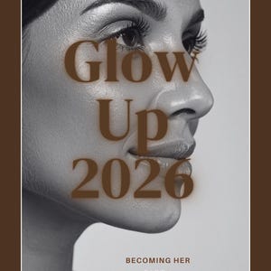 Könnte beinhalten: Sepiafarbene Abbildung eines Frauenprofils mit den Worten "Glow Up 2026" in Braun. Der Text "BECOMING HER PART 1" befindet sich unten. Das Bild ist mit einem braunen Rahmen versehen.