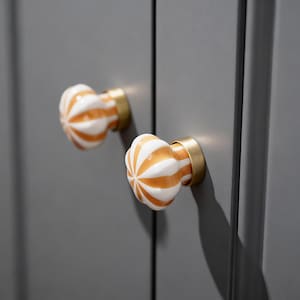 Peut inclure: Une tasse en céramique blanche avec une anse noire et le texte "But First, Coffee" en noir, dans une police manuscrite. La tasse est posée sur une surface blanche.