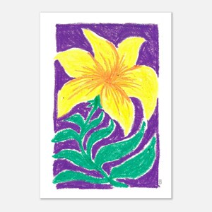 Puede incluir: Una colorida impresión artística floral que presenta una gran flor amarilla con centro naranja, hojas verdes y un fondo púrpura. La obra de arte está creada con trazos de crayón, lo que le da una apariencia texturizada. La imagen está sobre un fondo blanco.