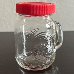 Puede incluir: Un juego de tres tazas de cer&aacute;mica con un acabado mate moteado. Las tazas son de color crema, gris claro y gris oscuro. Cada taza tiene un dise&ntilde;o simple y minimalista, ideal para caf&eacute; o t&eacute;.