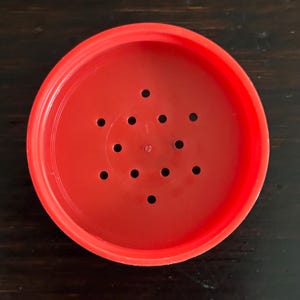 Puede incluir: Un juego de tres tazas de cer&aacute;mica con un acabado mate moteado. Las tazas son en tonos crema, gris claro y gris oscuro. Cada taza tiene un dise&ntilde;o simple y minimalista y un asa redondeada.
