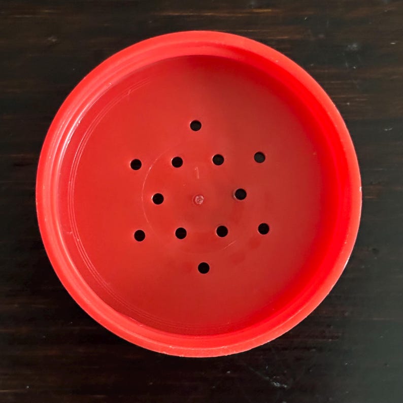 Puede incluir: Un juego de tres tazas de cer&aacute;mica con un acabado mate moteado. Las tazas son en tonos crema, gris claro y gris oscuro. Cada taza tiene un dise&ntilde;o simple y minimalista y un asa redondeada.