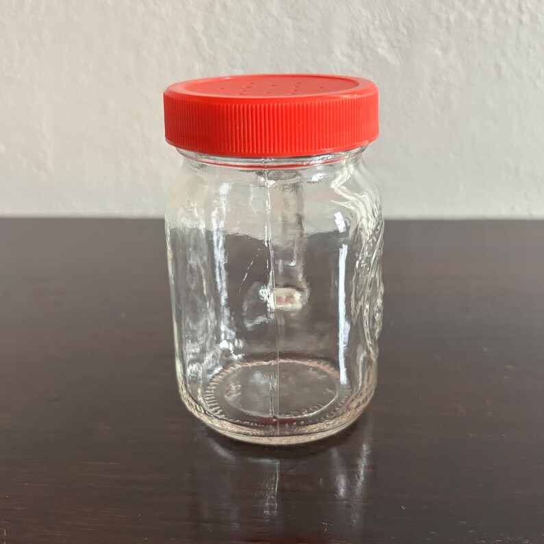 Puede incluir: Un letrero de madera r&uacute;stico con el texto "Welcome to our home" en un estilo manuscrito. El letrero presenta un acabado envejecido y un dise&ntilde;o simple y acogedor, ideal para un porche o entrada.