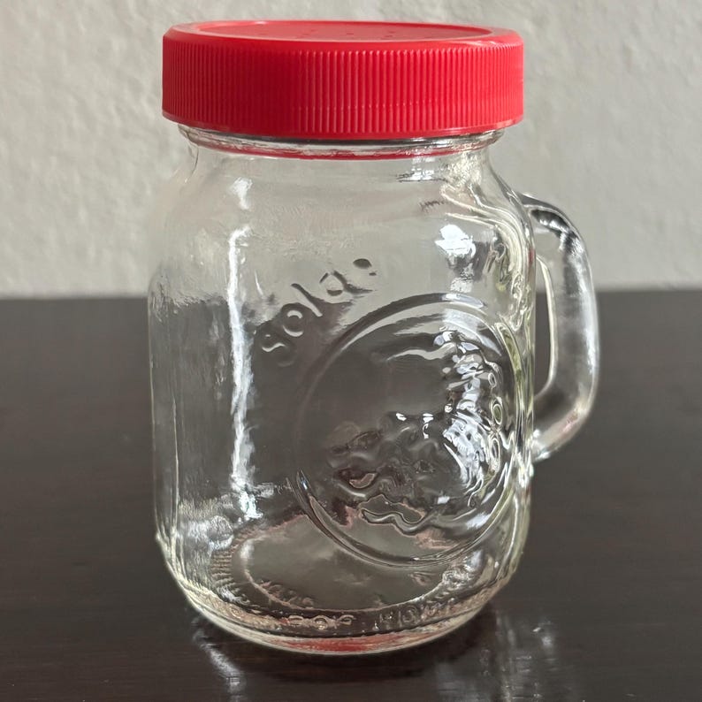 Puede incluir: Un juego de tres tazas de cer&aacute;mica con un acabado mate moteado. Las tazas son de color crema, gris claro y gris oscuro. Cada taza tiene un dise&ntilde;o simple y minimalista, ideal para caf&eacute; o t&eacute;.