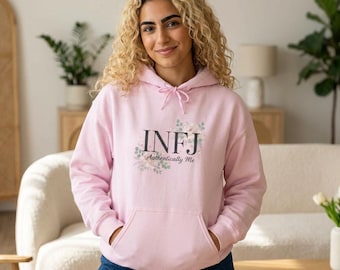 Sudadera con capucha y monograma floral INFJ / Authentically Me, EST. 1995