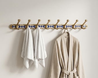 Perchero de latón con 8 ganchos, hecho a mano en Marruecos, con incrustaciones de resina azul.