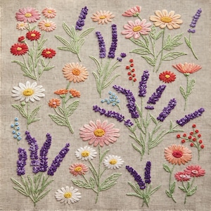 K&ouml;nnte beinhalten: Gesticktes Blumendesign mit G&auml;nsebl&uuml;mchen, Lavendel und anderen Blumen in Rosa, Rot, Orange und Lila. Die Blumen sind auf beigem Leinenstoff mit gr&uuml;nen Stielen und Bl&auml;ttern gestickt. Ein detailliertes Textilkunstwerk.