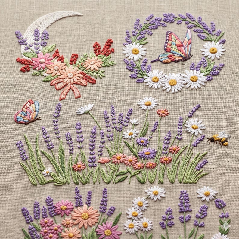 K&ouml;nnte beinhalten: Gestickte Blumendesigns auf beigem Stoffhintergrund. Das Bild zeigt einen Halbmond, einen Schmetterling in einem G&auml;nsebl&uuml;mchenkranz, einen Schmetterling, eine Biene und verschiedene Blumenarrangements, darunter Lavendel und G&auml;nsebl&uuml;mchen. Die Stickerei verwendet eine Vielzahl von Farben.