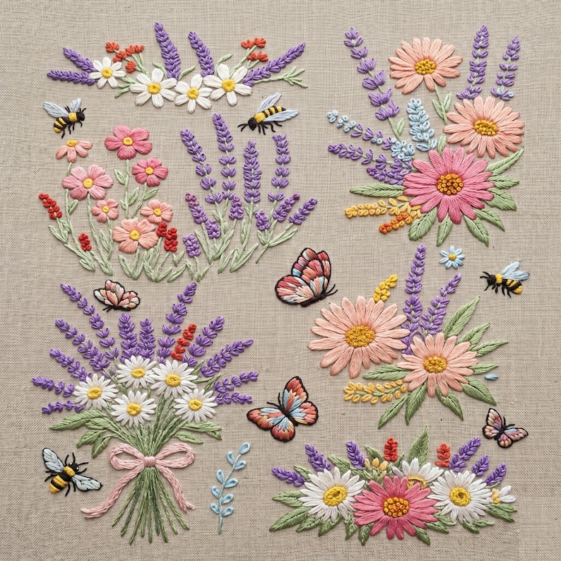 K&ouml;nnte beinhalten: Gestickte Blumendesigns mit Lavendel, G&auml;nsebl&uuml;mchen und anderen Blumen in Rosa, Gelb und Lila. Schmetterlinge und Bienen sind ebenfalls im Design enthalten. Die Stickerei befindet sich auf einem beigefarbenen Stoff.