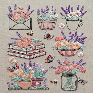K&ouml;nnte beinhalten: Gestickte Blumendesigns mit Lavendel, G&auml;nsebl&uuml;mchen und anderen Blumen in verschiedenen Beh&auml;ltern, darunter ein Umschlag, eine Tasse und ein Einmachglas. Schmetterlinge und Bienen sind ebenfalls enthalten. Die Farbpalette umfasst Rosa, Lila und Gr&uuml;n.