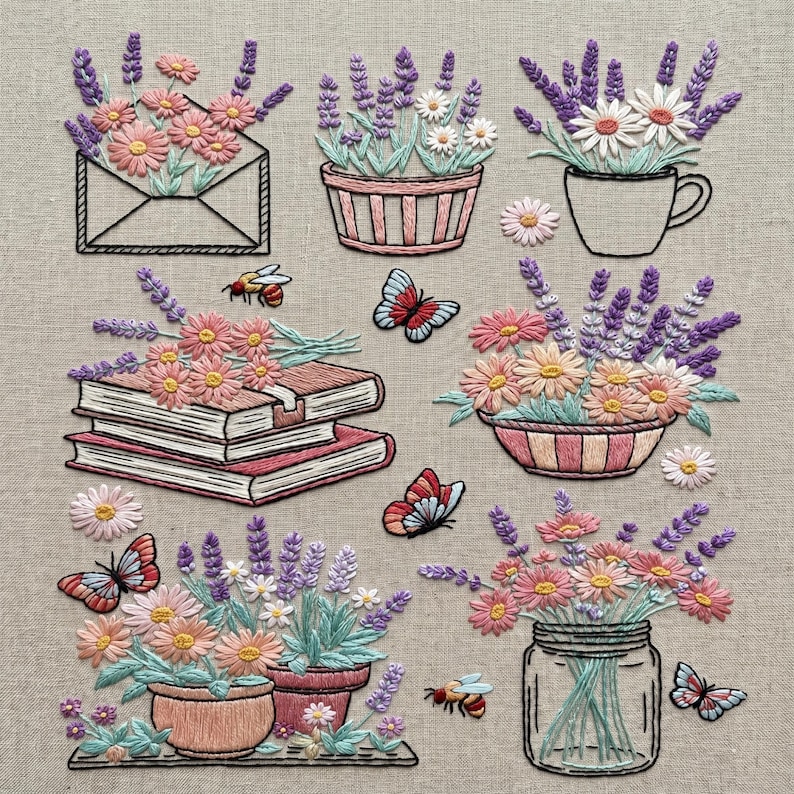 K&ouml;nnte beinhalten: Gestickte Blumendesigns mit Lavendel, G&auml;nsebl&uuml;mchen und anderen Blumen in verschiedenen Beh&auml;ltern, darunter ein Umschlag, eine Tasse und ein Einmachglas. Schmetterlinge und Bienen sind ebenfalls enthalten. Die Farbpalette umfasst Rosa, Lila und Gr&uuml;n.