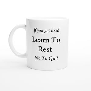Pode incluir: Uma caneca de cerâmica branca com texto impresso em preto que diz: If you get tired Learn To Rest No To Quit. A caneca tem um corpo cilíndrico liso com uma alça curva no lado esquerdo, apresentada contra um fundo branco neutro.