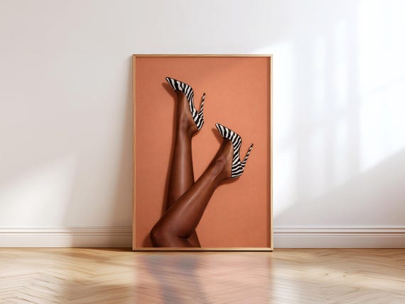 Affiche femme noire talons hauts zèbre, art mural afrocentrique, affiche mode moderne, décoration murale féminine minimaliste à télécharger
