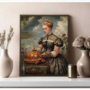 Op de afbeelding: Een ingelijst kunstwerk toont een vrouw in een historisch kostuum die een schildpad schildert. Het schilderij heeft een vintage esthetiek, met een zacht kleurenpalet en gedetailleerde penseelstreken. Het kunstwerk wordt tentoongesteld op een witte plank, met vazen met bloemen aan weerszijden.