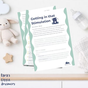 Puede incluir: Un documento informativo titulado Getting in that Stimulation con un gráfico de oso azul oscuro, que contiene texto sobre el desarrollo del bebé, rodeado de un conejo de peluche blanco, una estrella de madera, un biberón y un paño blanco.