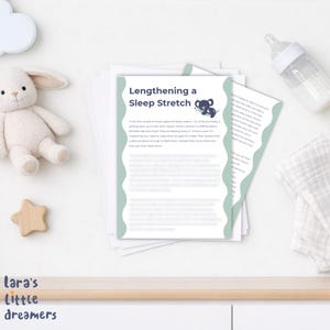 Può includere: Una pila di schede informative intitolate Lengthening a Sleep Stretch con un'illustrazione di un koala, accompagnata da un coniglio di peluche, un biberon e una stella di legno. Le schede contengono testo sui ritmi del sonno dei neonati.