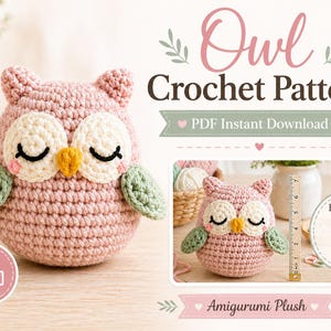Könnte beinhalten: Eine gehäkelte rosa Eule mit cremefarbenen Augen, einem gelben Schnabel und grünen Flügeln. Die Eule ist etwa 18 cm groß. Das Bild enthält den Text "Owl Crochet Pattern" und "PDF Instant Download."