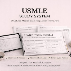 Könnte beinhalten: Das Bild zeigt das USMLE Study System, einen strukturierten Rahmen zur Vorbereitung auf medizinische Prüfungen. Es umfasst ein Tablet, ein Spiralnotizbuch und gedruckte Lernmaterialien. Eine Tasse Kaffee, ein Stift und eine kleine Schale mit Büroklammern sind ebenfalls vorhanden.