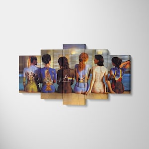 Op de afbeelding: Een vijfdelige canvas wandkunstset met zes personen van achteren gezien, elk met hun rug beschilderd met iconische Pink Floyd-albumhoezen, waaronder The Dark Side of the Moon, The Wall en Wish You Were Here, voor een zwembad.