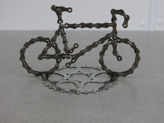 Vélo de route avec support de pignon fabriqué à partir de chaîne de vélo  recyclée -  France