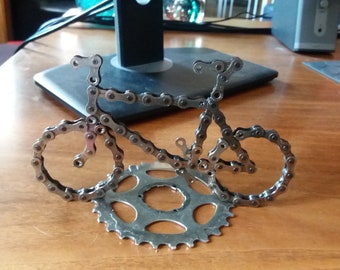 Six Mountain BikesWith Sprocket Stands Made From Recycled Bike Chain